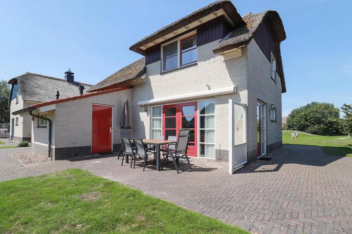 Ferienhaus für 8 Personen, mit Balkon/Terrasse und Terrasse sowie Garten und Sauna