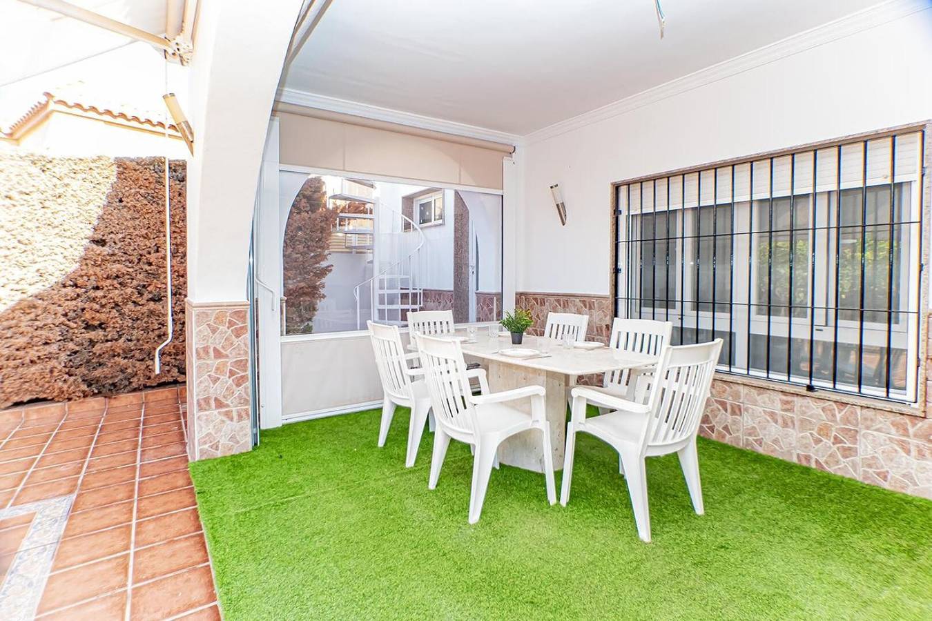 Villa 'Daniela' with Shared Pool, Wi-Fi and Air Conditioning in Retamar, Almería