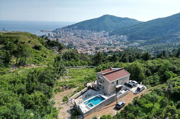 Villa for 10 people, with balcony and garden in Budva