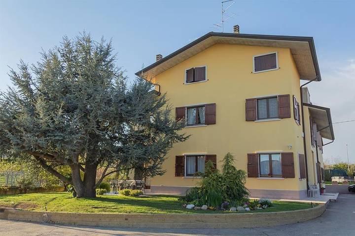Casa vacanza per 7 persone, con Terrazza e Giardino a Bussolengo