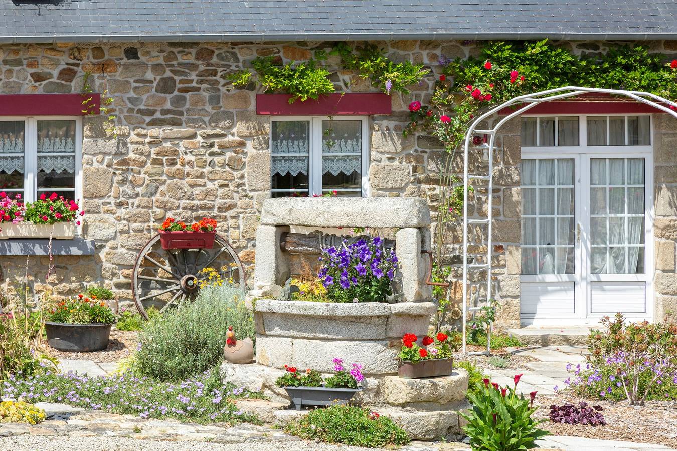 Maison de vacances 'Les Géraniums À 800m Plage' avec terrasse privée, jardin partagé et Wi-Fi in Kerlaz, Région de Châteaulin