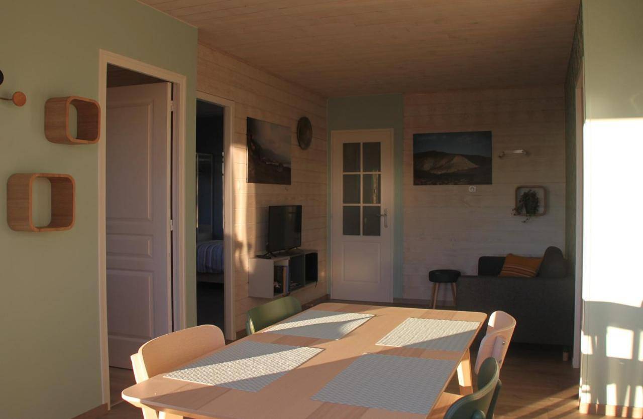 Gîte de la Tuillère, maison contemporaine en bois avec vue et piscine in Saint-Aulaire (Corrèze), Région de Brive-la-Gaillarde