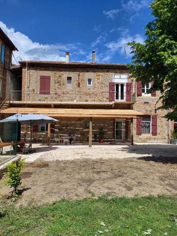 Gîte pour 7 personnes, avec piscine ainsi que vue et balcon à Robiac-Rochessadoule