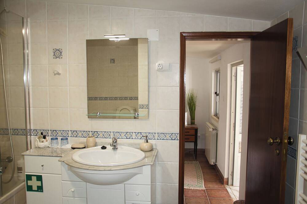 Peaceful Farmhouse Retreat Near Nazaré | 3Br Countryside Stay Minutes to Beach in Nazaré, Leiria District