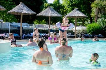 Camping pour 4 personnes, avec jacuzzi et bassin pour enfant à Parentis-en-Born