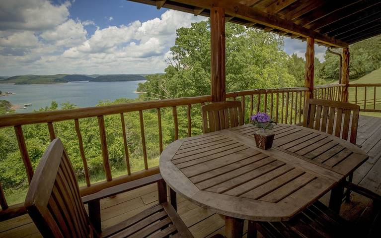 Log cabin for 10 people, with balcony in Beaver Lake