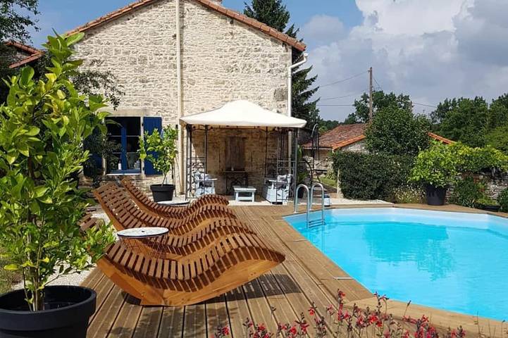 Gîte pour 2 personnes, avec terrasse ainsi que piscine et jardin