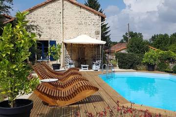 Gîte pour 2 personnes, avec piscine ainsi que jardin et terrasse en Charente
