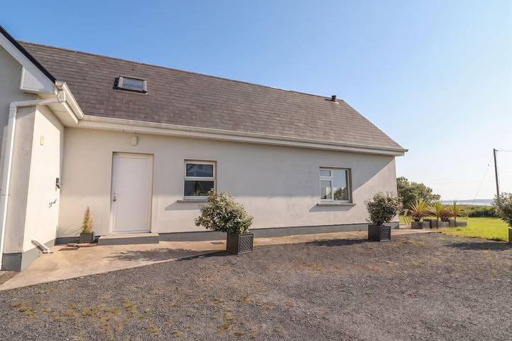 Cottage for 4 people, with Terrace and Garden as well as Pool in County Cork