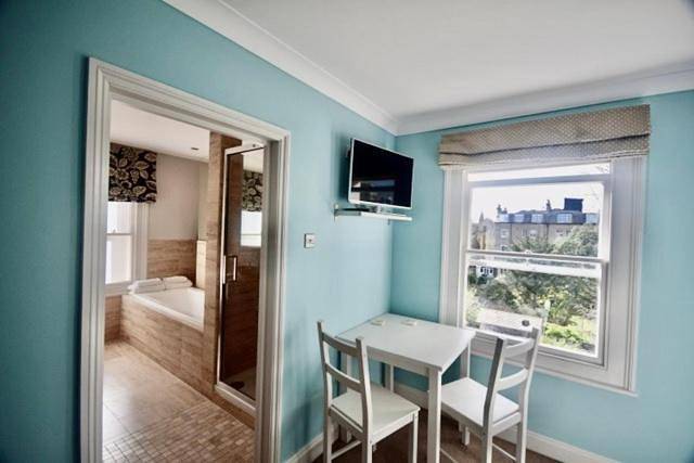 Double or Twin Room with Private Bathroom in Hove, Brighton