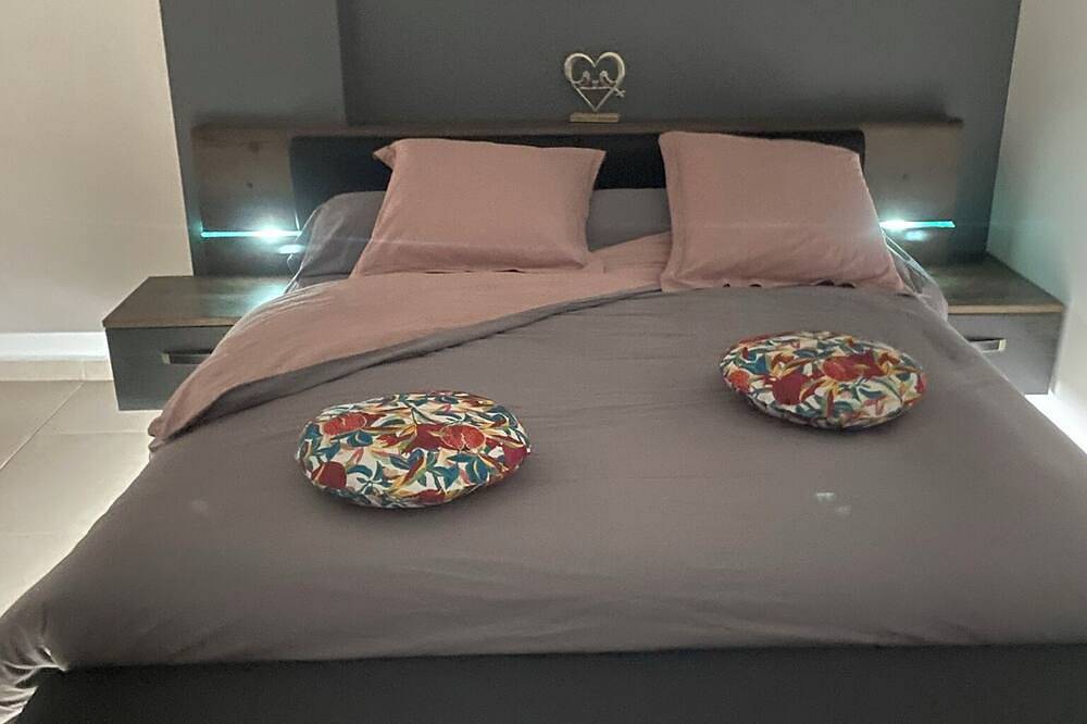 Appartement entier, Le Cupidon, 2 à 4 pers avec Baignoire-Balnéo. Nid d'Amour  Nuit de Souvenirs in Montmeyan, Région de Brignoles