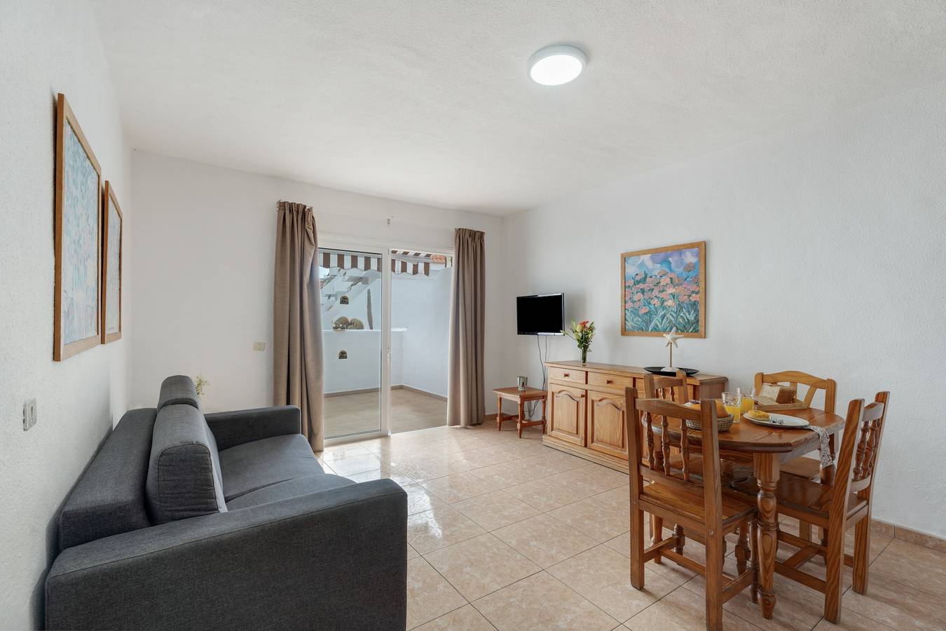 Soleil et Sérénité Las Floritas avec Piscine Commune, Terrasse Privée et Wi-Fi in Playa de las Américas, Arona