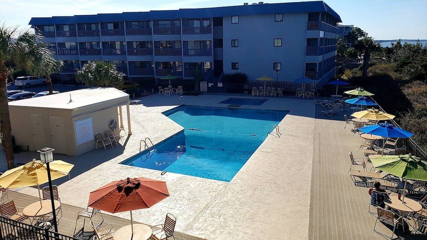 Vacation rental for 4 people, with balcony and pool in Tybee Island