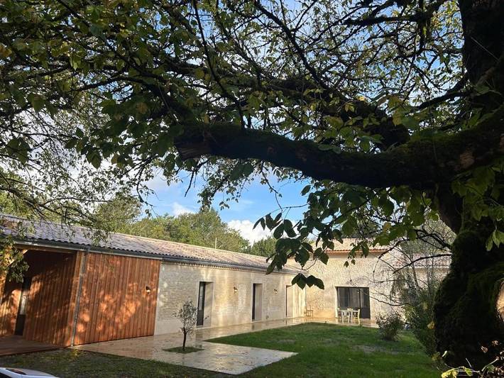 Location de vacances pour 8 personnes, avec jardin ainsi que vue et terrasse à Gaillan-en-Médoc