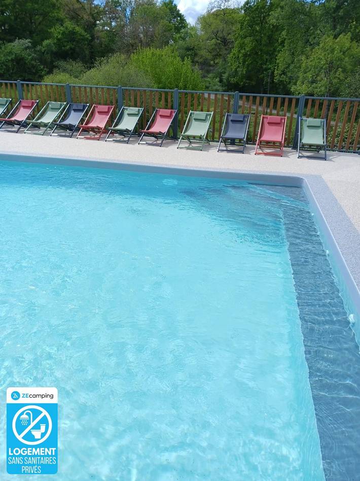 Tente pour 4 personnes, avec terrasse et piscine, animaux acceptés dans le Lot