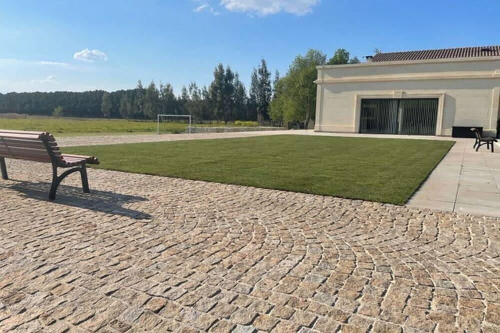 1 Bedroom Private vacation home in Mollã©gã¨s in Châteaurenard, Arles region