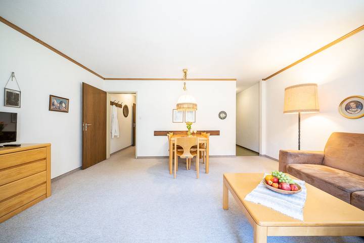 Ganze Wohnung, 4402 Geräumige, zweckmässig eingerichtete Maisonette-Wohnung mit mit Blick auf die Villa Engiadina in Vulpera, Tarasp