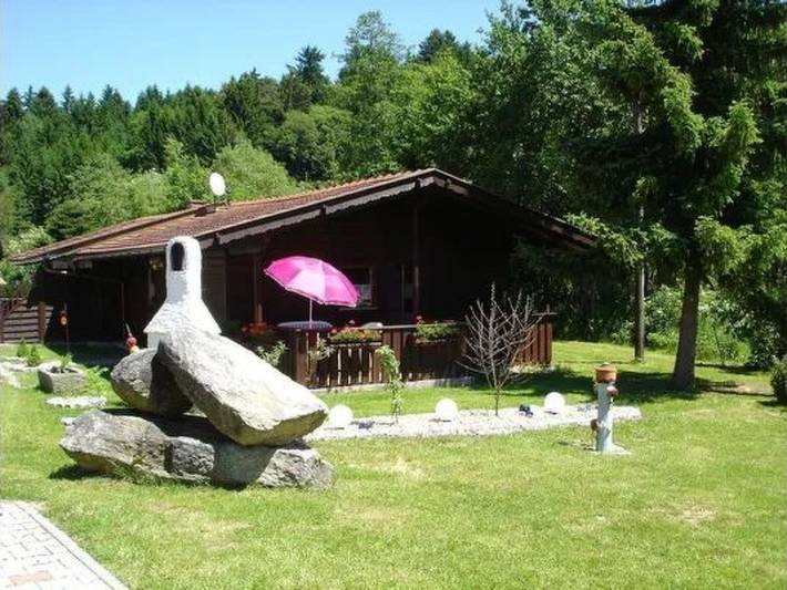 Bungalow für 4 Personen, mit Balkon und Terrasse sowie Garten in Niederbayern