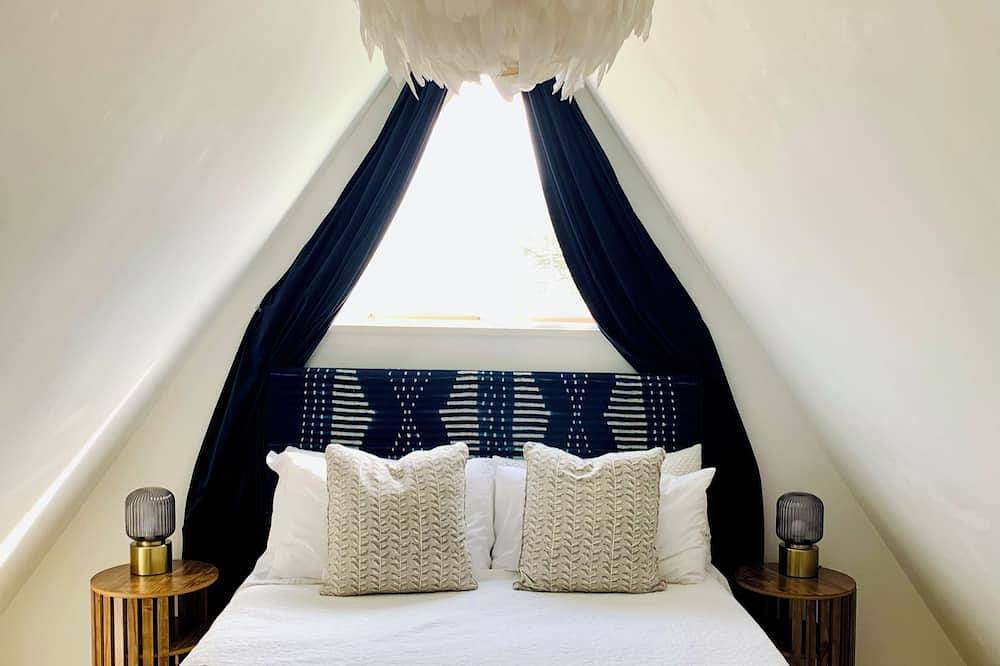 *Sea view* coastal chalet with pool access in Kingsdown, Kent