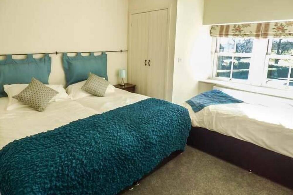 Old Hall Cottage, family friendly, with hot tub in Settle in Forest of Bowland