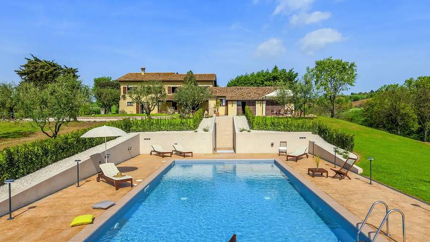 Casa vacanza per 9 persone, con piscina e giardino a San Costanzo