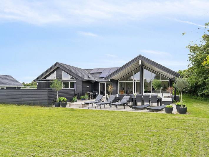 Ferienhaus für 16 Personen, mit Whirlpool und Terrasse sowie Pool und Sauna