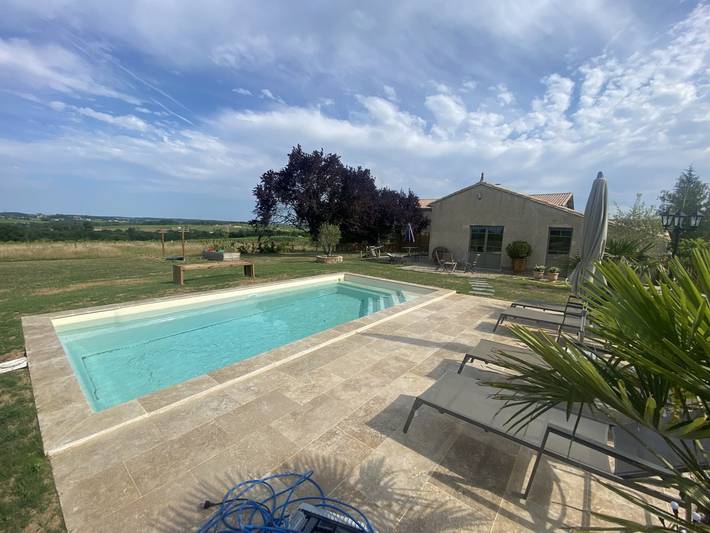 Gîte pour 4 personnes, avec terrasse ainsi que piscine et jardin à Gensac