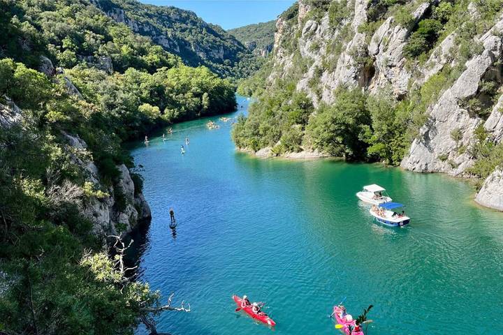 Station pour 5 personnes, avec piscine et balcon à Saint-Laurent-du-Verdon