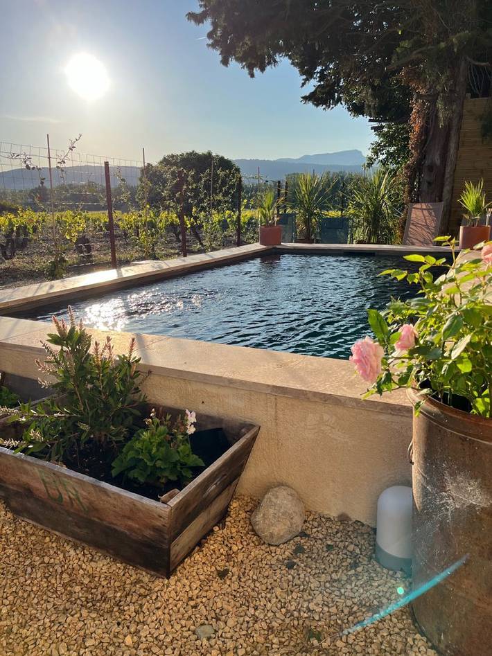 Gîte pour 6 personnes, avec terrasse ainsi que piscine et jardin