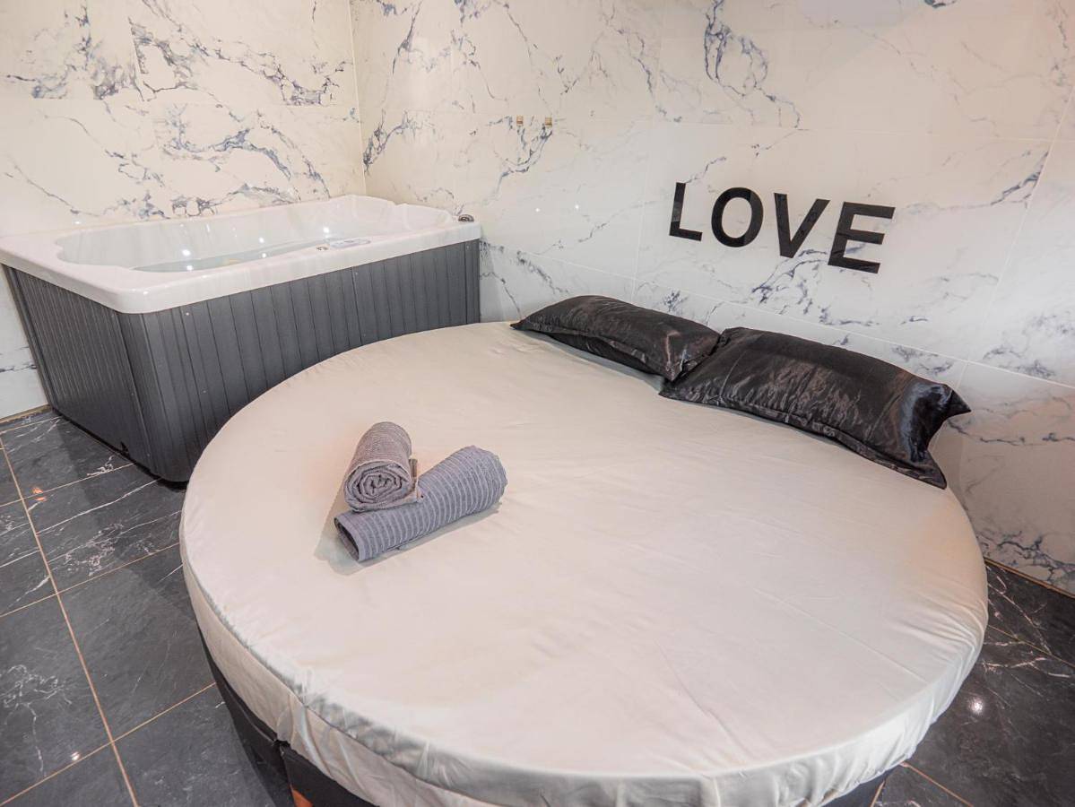 Le Saphir Spa & Jacuzzi in Manosque, Parc naturel régional du Luberon