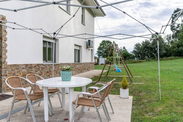 Entire apartment, La Fuente Ribadeo 1 Apartment with Mountain Views, Wi-Fi, and Air Conditioning in Ribadeo, A Mariña Lucense