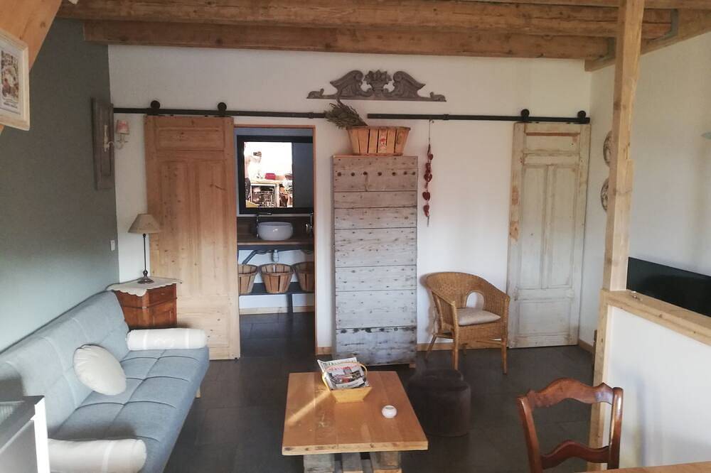 Apartamento entero, Self-contained accommodation, private grounds, jacuzzi, near Avignon, Nîmes, Arles in Tarascón, Region de Arles