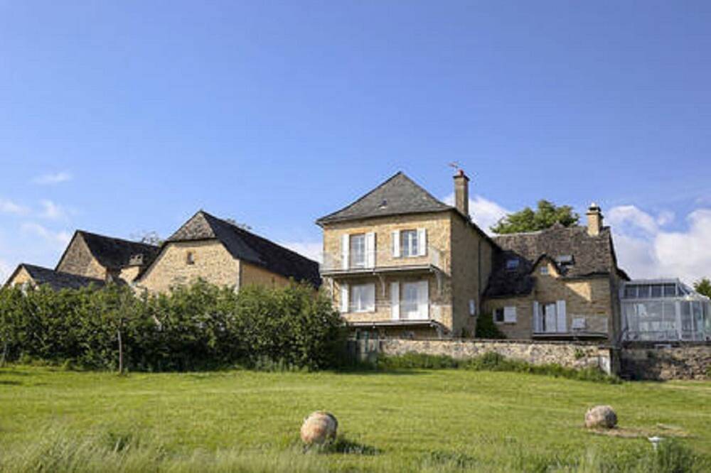 Chambre indépendante avec piscine partagée in Castelnau-de-Mandailles, Parc naturel régional de l'Aubrac