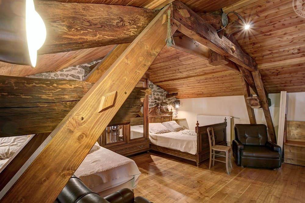 Gîte authentique et confortable pour 6 dans le Forez in Essertines-en-Châtelneuf, Parc Naturel Régional Livradois-Forez