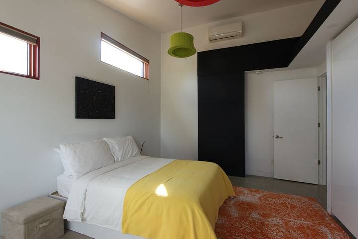 Vacation house for 8 people, with terrace and yard in Toronto