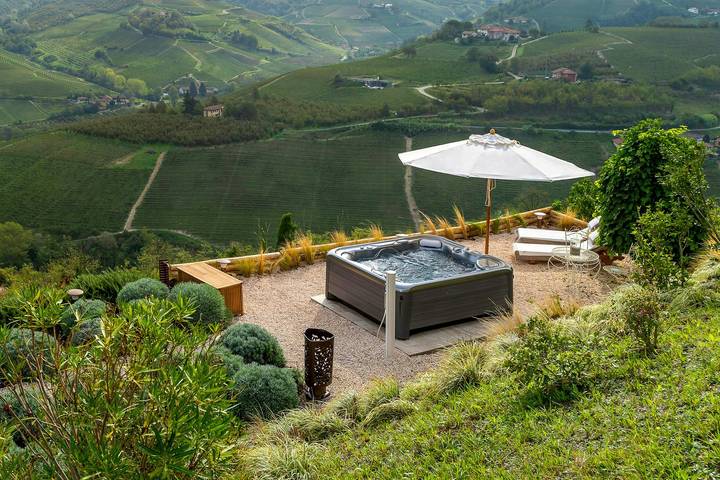 Cascina moderna con jacuzzi tra i vigneti in Alba, Langhe