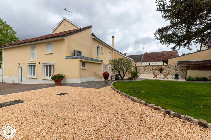 Gîte pour 13 personnes, avec terrasse ainsi que jacuzzi et sauna à Troissy - 2