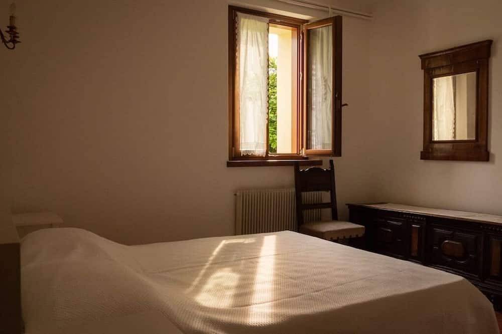 Villa Perale- Apartment in villa with park on the slopes of the Dolomites in Belluno, Schiara