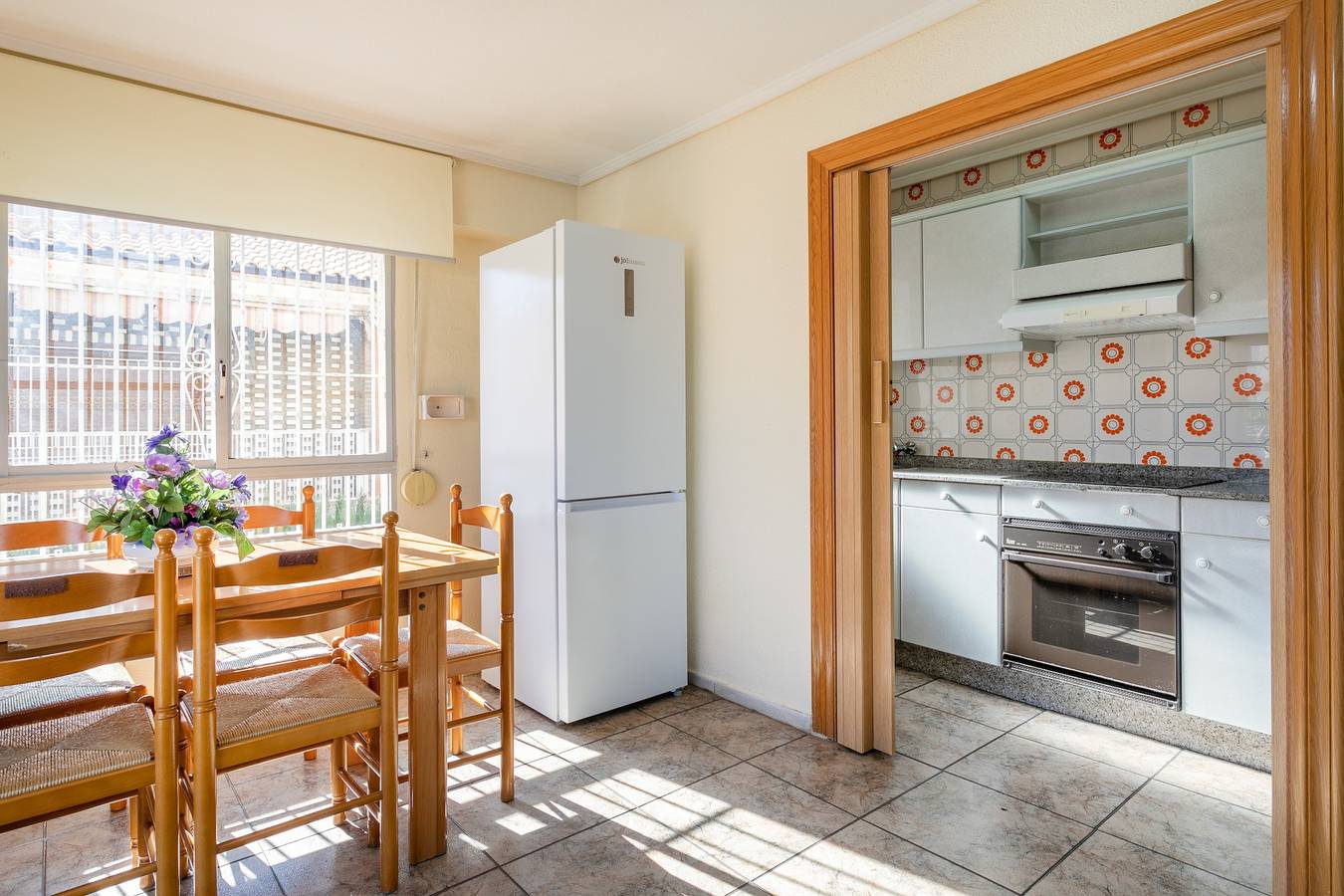 Apartamento entero, Apartamento 'Girasol Salamanca' con balcón, y aire acondicionado in Santa Pola, Costa Blanca