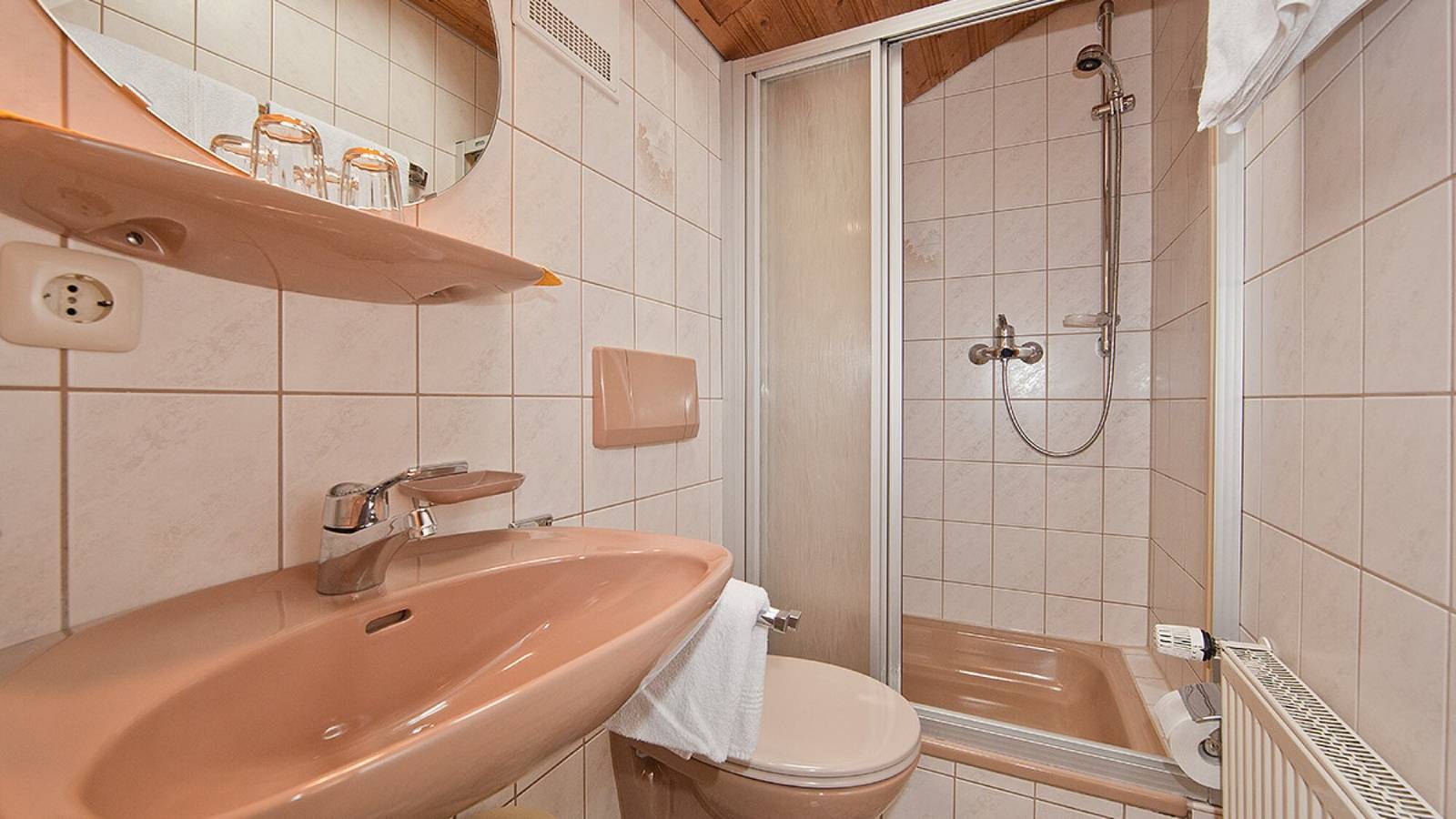 Studio appartement 'Mini Apartment 3' met uitzicht op de bergen, gedeelde tuin en Wi-Fi, foto 10