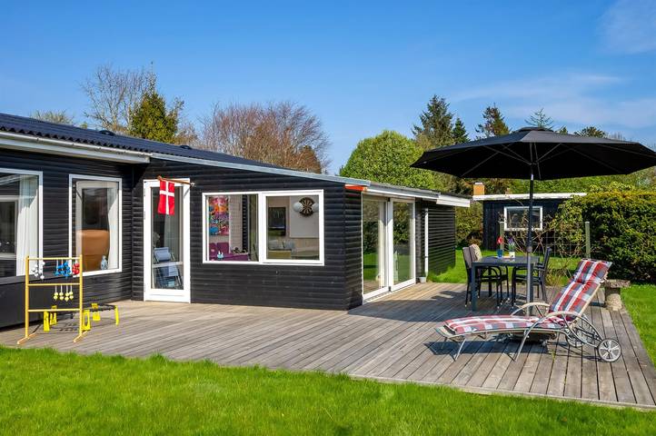Ferieudlejning for 7 personer, med Terrasse og Have i Hou