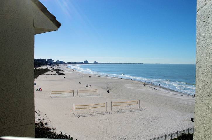 Vacation rental for 4 people, with yard and pool in St. Pete Beach