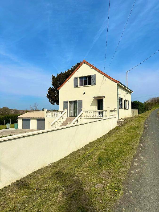 Location de vacances pour 8 personnes, avec jardin ainsi que vue et piscine à La Celle-Guenand - 4
