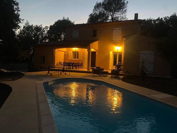 Location de vacances pour 8 personnes, avec vue ainsi que jardin et piscine à Carcès - 3