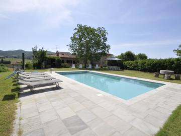 Location de vacances pour 9 personnes, avec piscine ainsi que terrasse et jardin à Pieve A Presciano