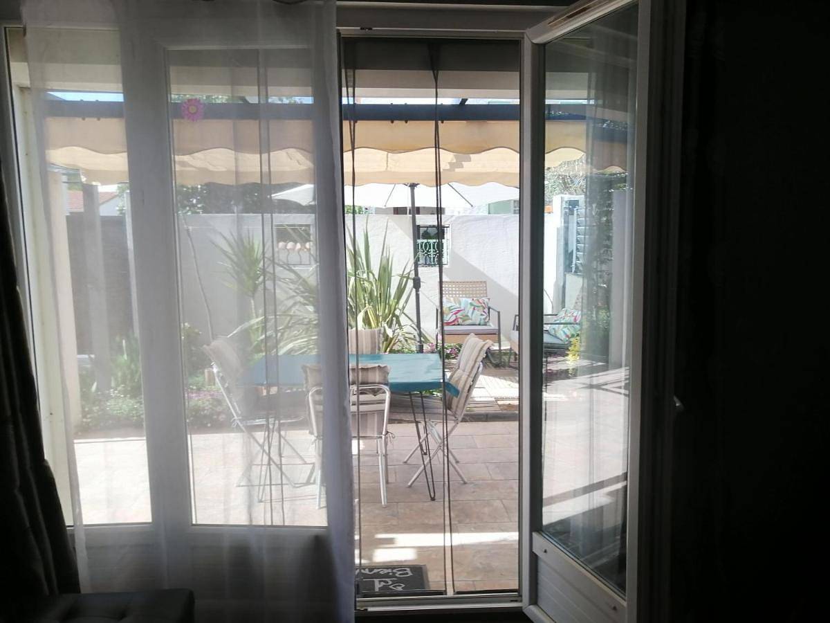 Appartement entier, One-Bedroom Apartment in Valros, Côte méditerranéenne (France)