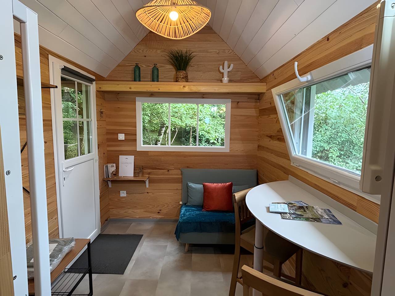 Apartamento vacacional entero, Tiny Home 'La Gondal' con vistas a la montaña, terraza privada y Wi-Fi in Bessuéjouls, Aveyron (desambiguación)