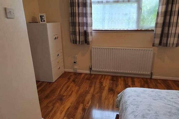 Offering cheerfull and spacious rooms through this 3 bedroom semi detached house in Croydon (borough), Londen