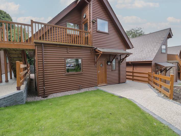 Holiday rental for 2 people, with sauna and pool as well as hot tub and garden in Denbighshire