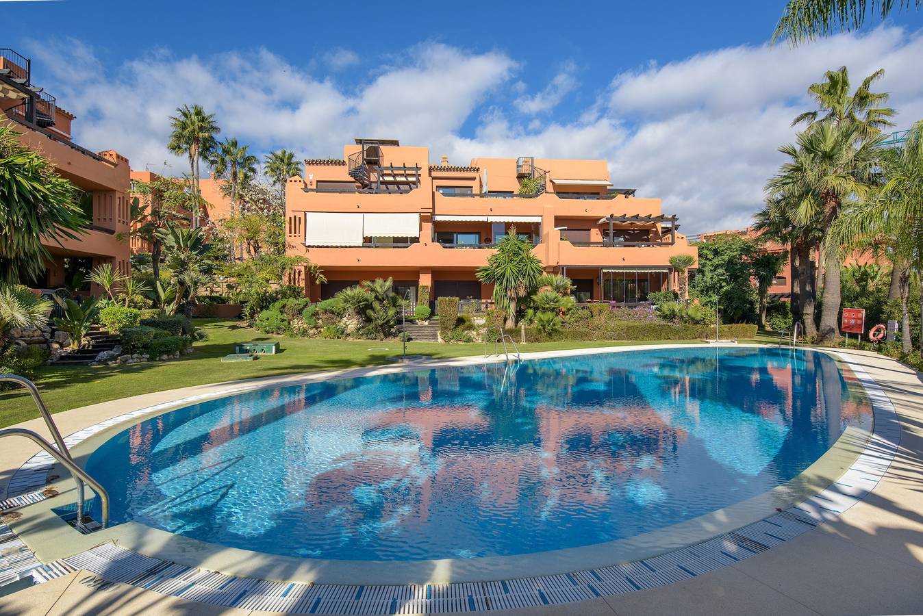 Appartement entier, Penthouse de luxe avec vue sur la mer, Wi-Fi et climatisation à Estepona in Albayt Costa Galera Country Club, Estepona